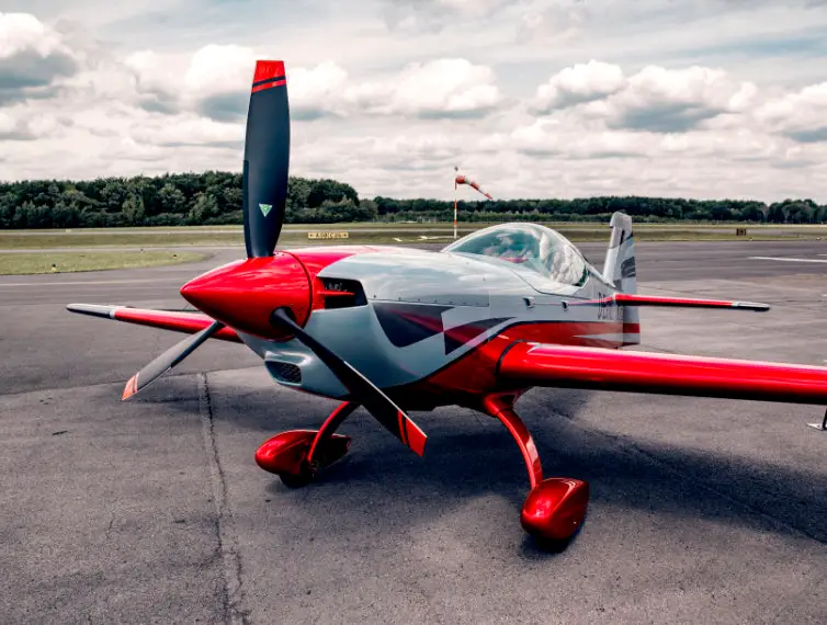 Extra 300 - High performance aerobatic aircraft